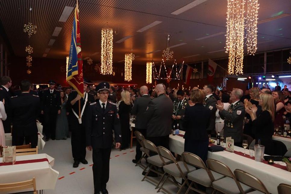 Der Ballabend wird mit der Königsparade eröffnet.