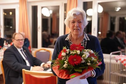 Elisabeth Frahm gab ihr Amt ab und wurde unter großem Applaus für ihr jahrzehntelanges Engagement im Bereich „Leben mit Krebs“ gewürdigt.