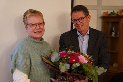 Auch DRK-Heimleiterin Andrea Nüser verlässt auf eigenen Wunsch das Pflegezentrum Am Mühlenblick. Vorstandsmitglied Jan Hering überreichte ihr zum Abschied einen großen Blumenstrauß.