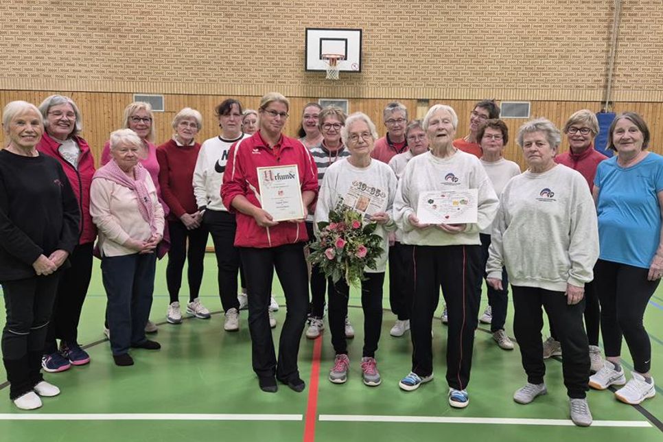 Im Beisein der Turnschwestern überraschte TSV-Vorsitzende Melanie Lindau Ingrid Giese und überreichte neben einem Blumenstrauß auch eine Urkunde sowie ein Präsent und ernannte sie aufgrund ihrer 70-jährigen Vereinszugehörigkeit zum Ehrenmitglied..