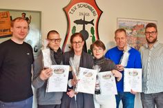 Lars Lindau und Maximilian Wildfeuer ehren Ingo und Anja Ganze, Svetlana Thomsen, Christoph Neumann (v.l.) für ihre teilweise mehrfach errungenen Kreismeistertitel im Schießsport.