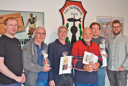 Der 2. Vorsitzende Lars Lindau (r.) und Jugendwart Maximilian Wildfeuer (l.) bedanken sich bei Ocke Rörden (50 Jahre) (3.v.r.), Reinhard Kramp (40 Jahre) (2.v.l.), Jan-Philipp Willers (25 Jahre) (2. v.r.), Jörn Arens (25 Jahre) (3.v.l.) für ihre langjährige Vereinszugehörigkeit.