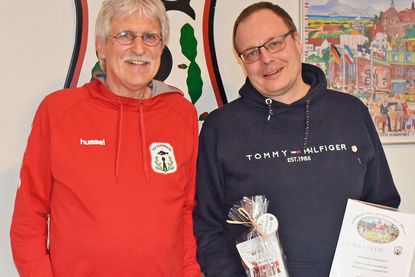 Willi Friese (l.) ehrt Pekka Stoltenberg, Abteilungsleiter Schützen (r.), für seine besonderen Verdienste mit der silbernen Ehrennadel des TSV Schönberg.