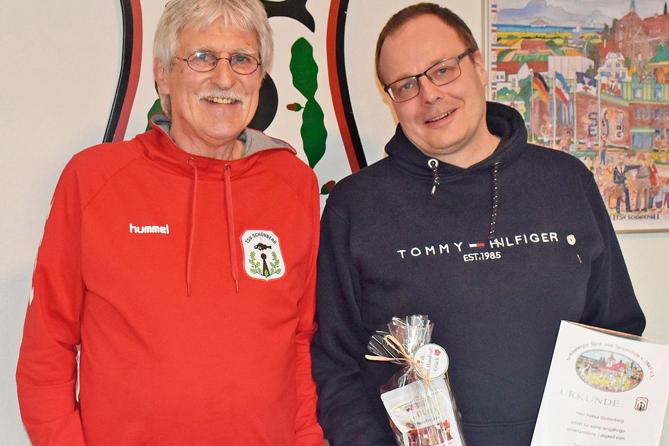 Willi Friese (l.) ehrt Pekka Stoltenberg, Abteilungsleiter Schützen (r.), für seine besonderen Verdienste mit der silbernen Ehrennadel des TSV Schönberg.