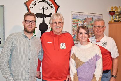 Der 1. Vorsitzende Willi Friese (2.v.l.) mit den wiedergewählten Vorstandsmitgliedern Lars Lindau (2. Vorsitzender), Cathy Hepp (Kassenwartin),  Joachim Brockmann (3. Vorsitzender).