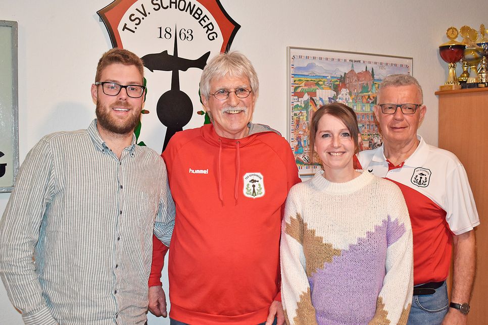 Der 1. Vorsitzende Willi Friese (2.v.l.) mit den wiedergewählten Vorstandsmitgliedern Lars Lindau (2. Vorsitzender), Cathy Hepp (Kassenwartin),  Joachim Brockmann (3. Vorsitzender).