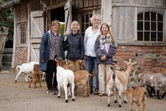 Ein Teil der Familie Wilhelm inmitten der Ziegen: Tierpflegeleitung und Ausbilderin Maja Wilhelm-Cellmann, Birgit und Ingo Wilhelm mit Enkeltochter Emma Wilhelm (v. lks.).