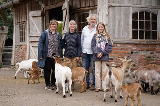 Ein Teil der Familie Wilhelm inmitten der Ziegen: Tierpflegeleitung und Ausbilderin Maja Wilhelm-Cellmann, Birgit und Ingo Wilhelm mit Enkeltochter Emma Wilhelm (v. lks.).