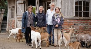 Ein Teil der Familie Wilhelm inmitten der Ziegen: Tierpflegeleitung und Ausbilderin Maja Wilhelm-Cellmann, Birgit und Ingo Wilhelm mit Enkeltochter Emma Wilhelm (v. lks.).