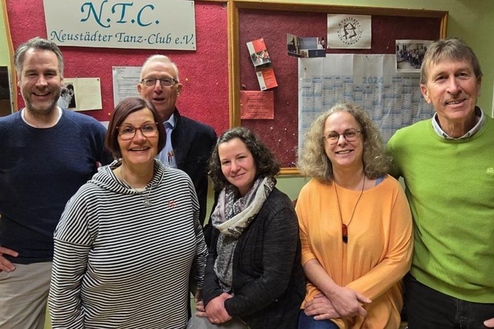 Kassenwart Stefan Garling, 2. Beisitzerin Katrin Lange, 1. Vorsitzender Reiner Papenbrock, 1. Beisitzerin und Trainingsleiterin Jeannine Krohn, Schriftführerin Sonja Bredlow und 2. Vorsitzender Norbert Müller (v. lks.).