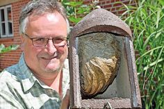 Carsten Pusch hat ein altes Nest aufbewahrt, das Wespen in einen Vogelnistkasten kunstvoll eingebaut haben. Foto: Schneider