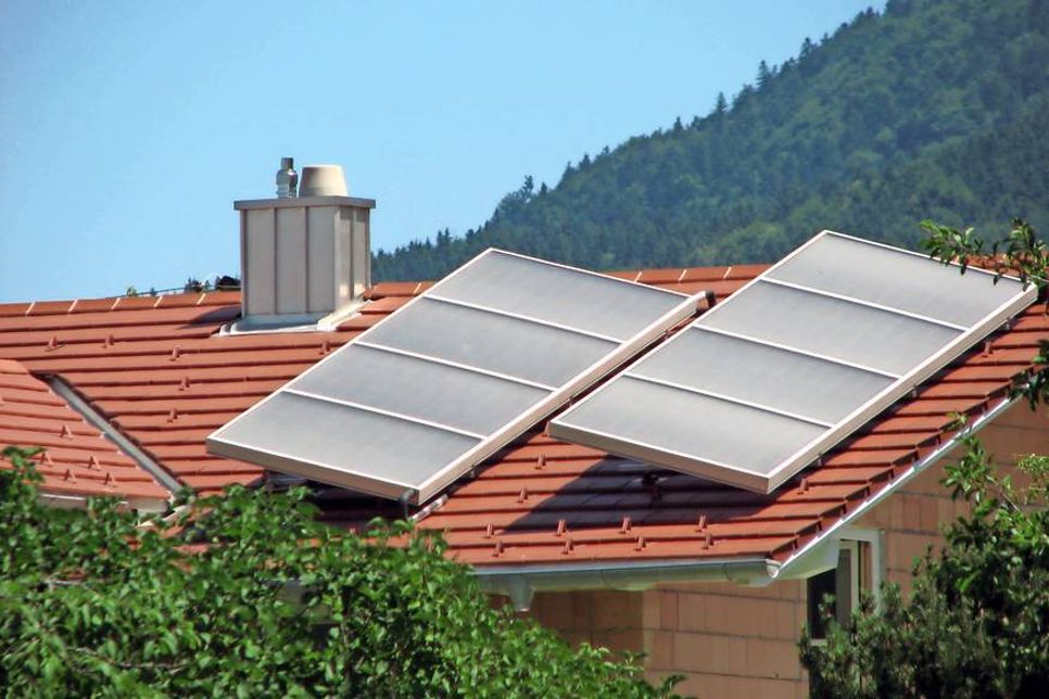 Mit der Nutzung erneuerbarer Energien streben Hausbesitzer mehr Energieautonomie an. Foto: djd/A. Horn/BSB