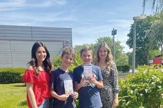 Nele Dettbarn (links) und Anna Kianica (rechts) von der Kinder- und Jugendberatung freuen sich mit Jannis Winkel und Bennet Staack auf die Ferienpass-Aktivitäten in diesem Sommer.