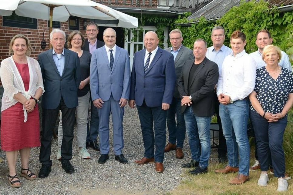 Hartwig Bendfeldt (6. v. lks.) übergab nach 12 Jahren sein Bürgermeisteramt an Nachfolger Dietmar Lüdtke (5. v. lks.).