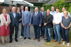 Hartwig Bendfeldt (6. v. lks.) übergab nach 12 Jahren sein Bürgermeisteramt an Nachfolger Dietmar Lüdtke (5. v. lks.).