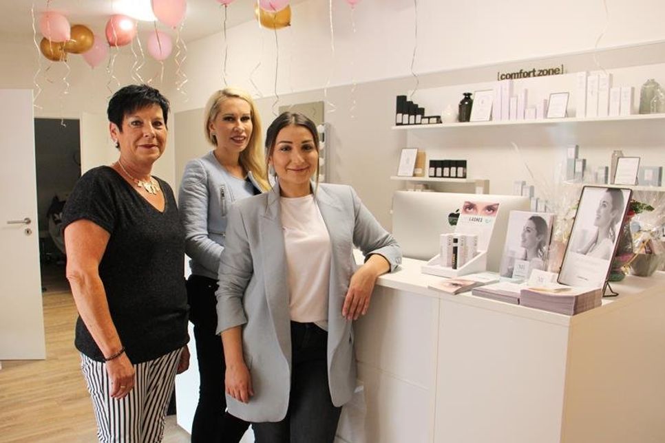 Marina Schlüter (v. re.) mit Chrissi Schmude und Carola Seubert, die der Inhaberin bei der Eröffnung tatkräftig zur Seite standen.