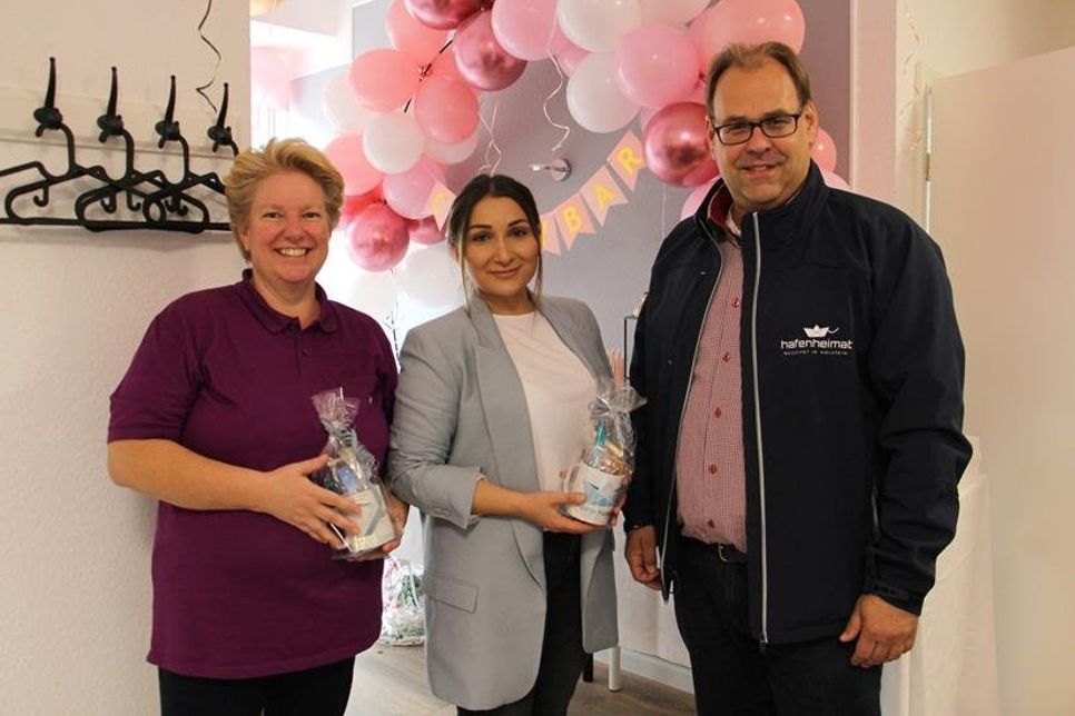 Stippvisite von Bürgermeister Mirko Spieckermann, der die beiden Unternehmerinnen Marina Schlüter und Michaela Wildfang  (lks.) in der „hafenheimat“ willkommen hieß.