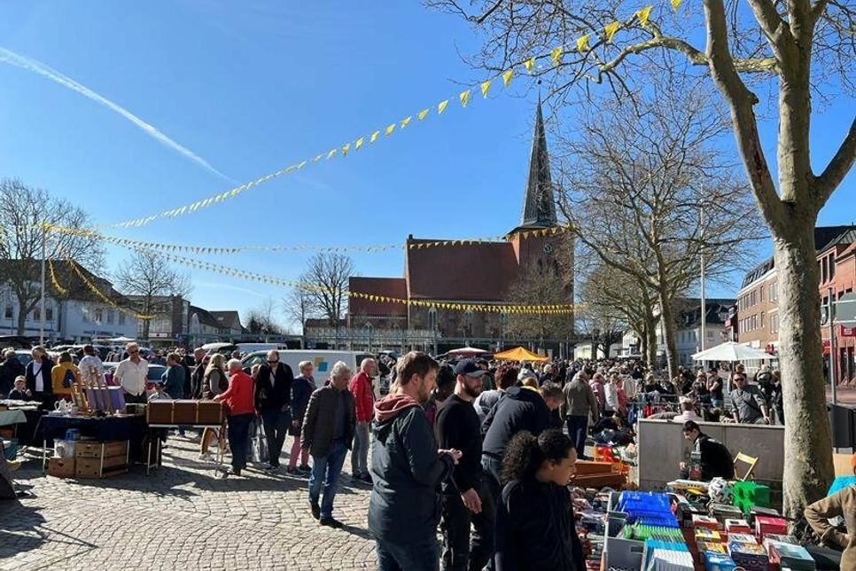 Der Großflohmarkt auf dem Neustädter Marktplatz lockte viele Besucher.