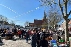 Der Großflohmarkt auf dem Neustädter Marktplatz lockte viele Besucher.