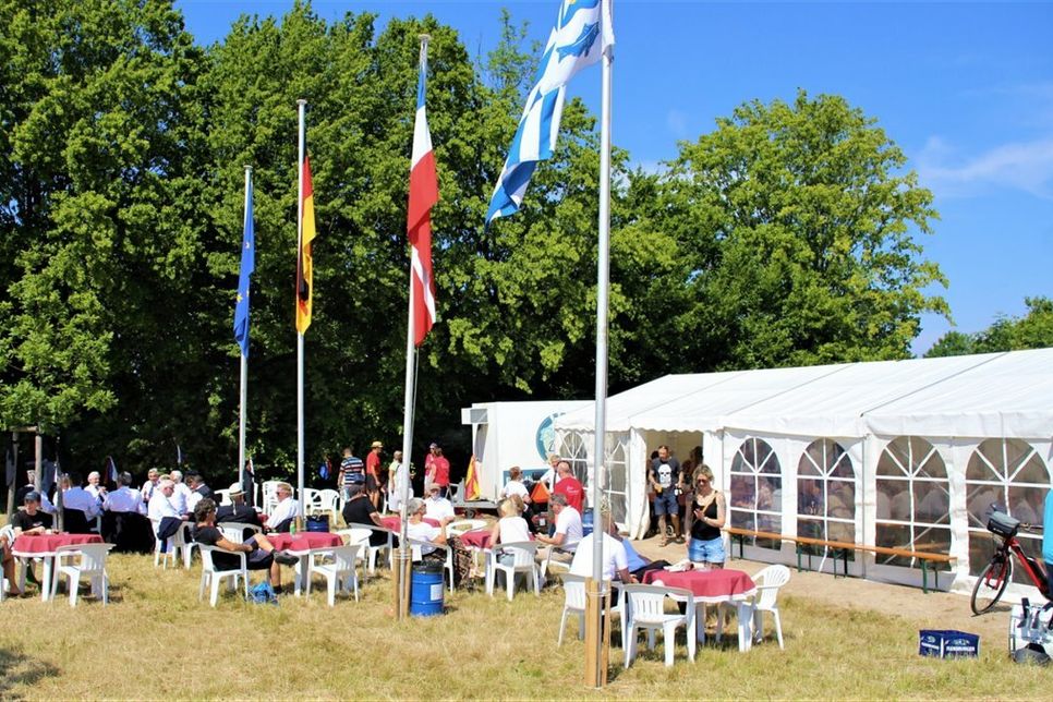 Das große Festzelt mit den Außenplätzen