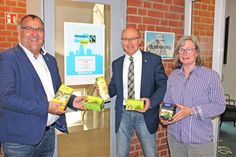 Stadtmanager Alexander Hass, Bürgermeister Martin Voigt und Ute Petersen-Sauren zeigen bei einem Ortstermin im Oldenburger Rathaus zur Fairtrade Towns Kampagne in Oldenburg, dass bereits viele tägliche Verbrauchsgüter auch als „Fairtrade-Produkte“ erhältlich sind.
