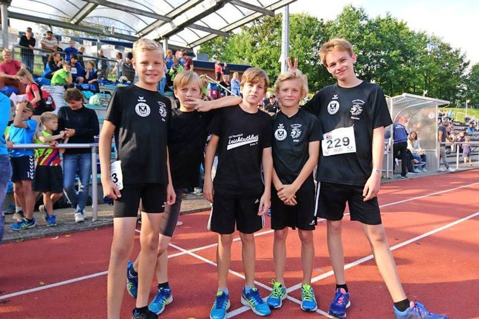 Nach einer langen Sommerpause feierten die Leichtathleten des TSV Neustadt eine zufriedenstellende Rückkehr in die Wettkampfsaison. Die U14-Teams der Jungen (Hannes Behrens, Ben Boller, Kilian Schweigler, Mitja Lochmüller, Dominique Begau) und Mädchen (Leni Krasniqi, Jolin Heinrich, Liv Schubert, Michelle Winkler, Nane Maaß) erkämpften sich bei den Landesmeisterschaften im Mehrkampf Platz fünf und acht. „Das ist nach der langen Pause und der erst kurzen Trainingsphase gut“, sagte Trainer Andreas Boller, der gute Einzelleistungen im Laufen (75 Meter, 800 Meter, 4-mal 75 Meter, 60 Meter Hürden), Weitsprung und Ballwurf sah. (red)