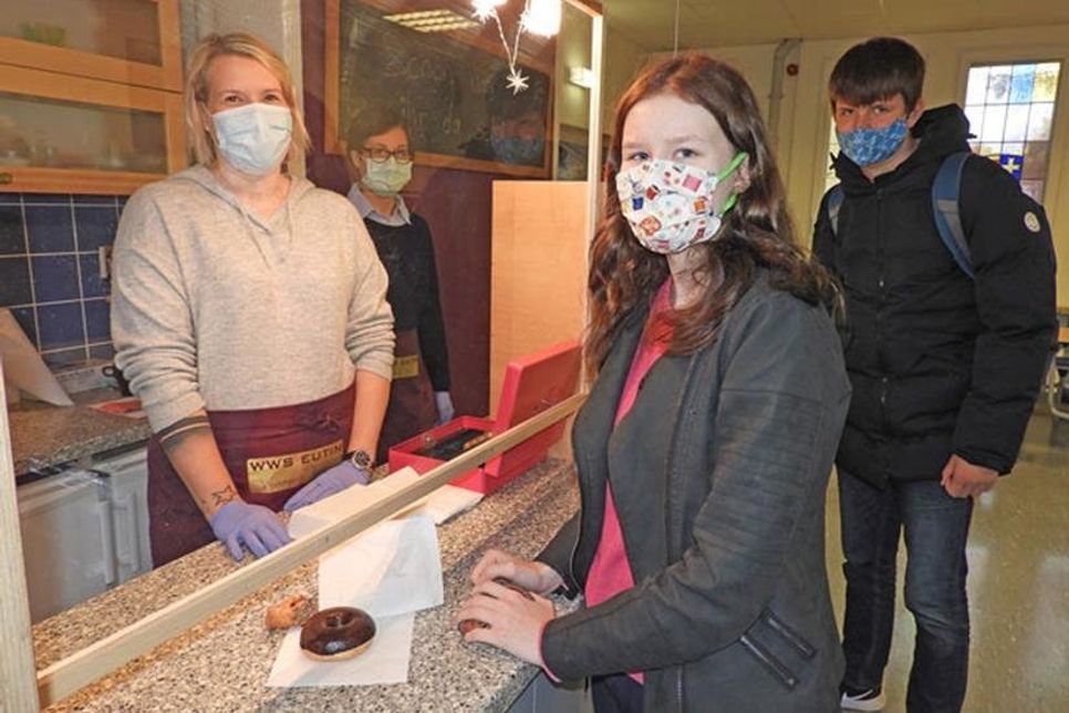 Für Emma aus der 9b gehört der Gang in die Cafeteria zum Schulalltag.