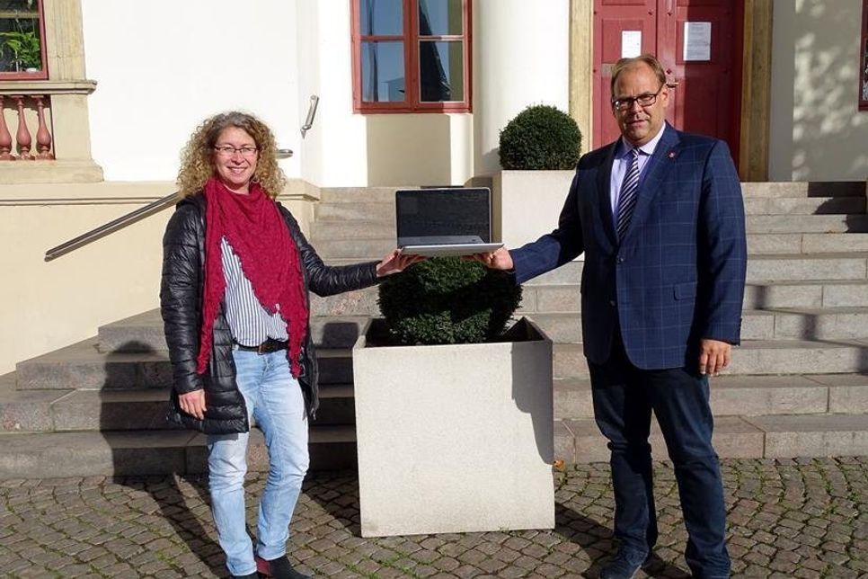Bürgermeister Mirko Spieckermann und Gleichstellungsbeauftragte Natalia von Levetzow.