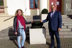 Bürgermeister Mirko Spieckermann und Gleichstellungsbeauftragte Natalia von Levetzow.