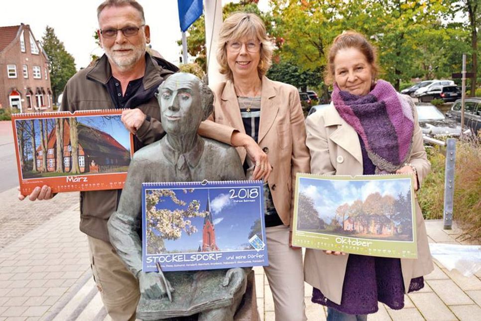 Gemeinsam mit Stockelsdorfs Bürgermeisterin Brigitte Rahlf-Behrmann (m.) und Juliane Hagenström („Bücherliebe“ stellte Andreas Behrmann seinen neuen Kalender im Rathaus der Öffentlichkeit vor.