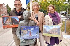 Gemeinsam mit Stockelsdorfs Bürgermeisterin Brigitte Rahlf-Behrmann (m.) und Juliane Hagenström („Bücherliebe“ stellte Andreas Behrmann seinen neuen Kalender im Rathaus der Öffentlichkeit vor.