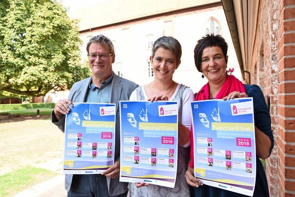 Pastor Burkhard Kiersch (Cismar), Pastorin Claudia Süssenbach und die Erzählkünstlerin Jana Raile (Foto: KKOH/Heinen).