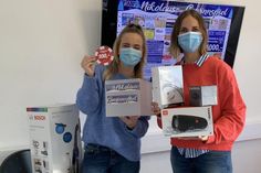 Patricia Wülfing (lks.) und Kristina Kolbe haben wieder die Gewinner gezogen.