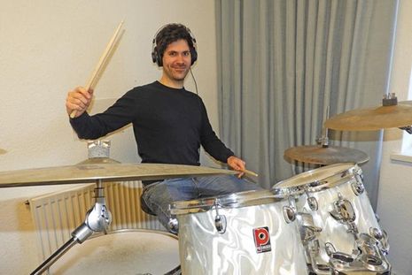 Jon Klein bringt Jung und Alt ans Schlagzeug.