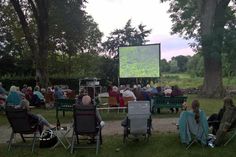 Der Naturerlebnisraum „Historischer Pfarrhof Schönwalde“ bietet eine imposante Kulisse für die dritte Auflage des Kino-Sommers unter dem Blätterdach der alten Bäume. Der Ruf der Rotbauchunke und der Duft von Popcorn regen die Sinne zusätzlich an.