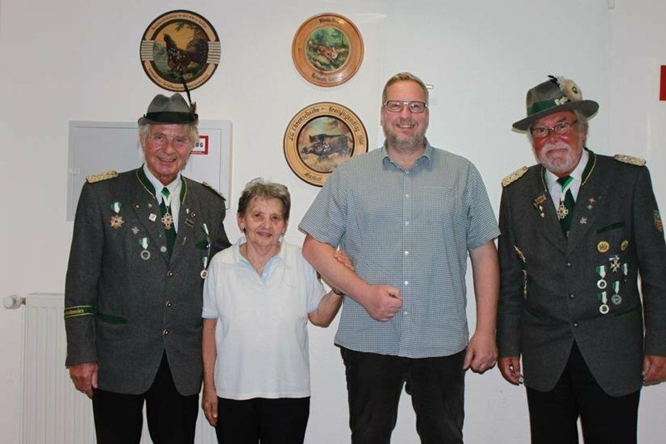 1. Ältermann Helmut Groß (lks.) und 2. Ältermann Wolfgang Pink (re.) mit den Neumitgliedern Anke Garbusinski und Michael Märker.