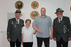 1. Ältermann Helmut Groß (lks.) und 2. Ältermann Wolfgang Pink (re.) mit den Neumitgliedern Anke Garbusinski und Michael Märker.