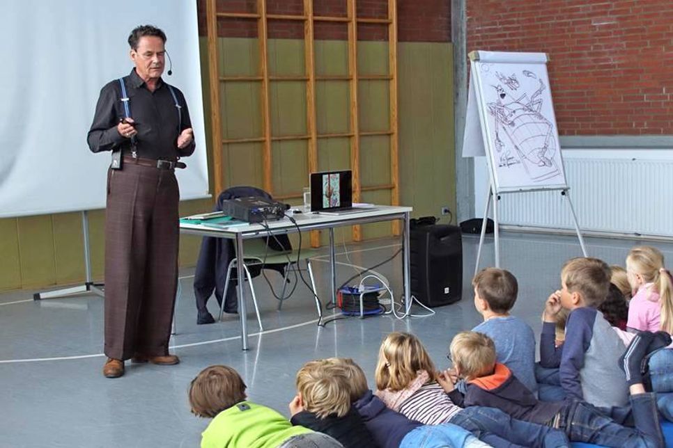Gespannt lauschten die Grundschüler der Geschichte von Kai Pannen.