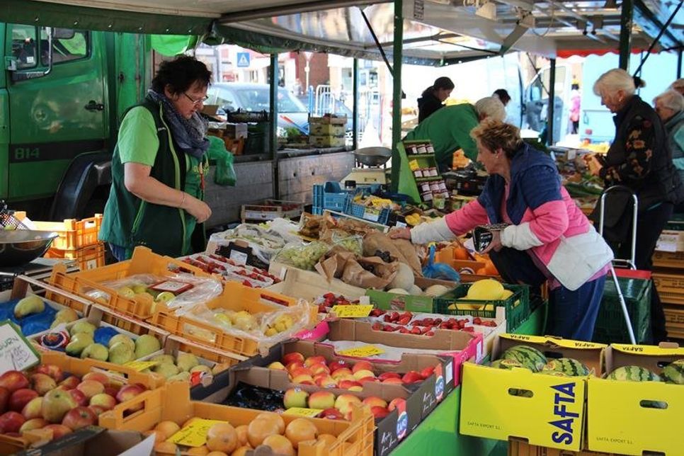 Ein Wochenmarkt-Stand: Hier steckt viel Frische und wenig Verpackungsmüll dahinter.