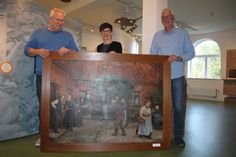 Restaurator Joachim Rosehr, Claudia Freutel von der Eutiner Fielmann-Geschäftsstelle und Vorsitzender des Fördervereins Uwe Muchow freuen sich über das Ergebnis der Restaura