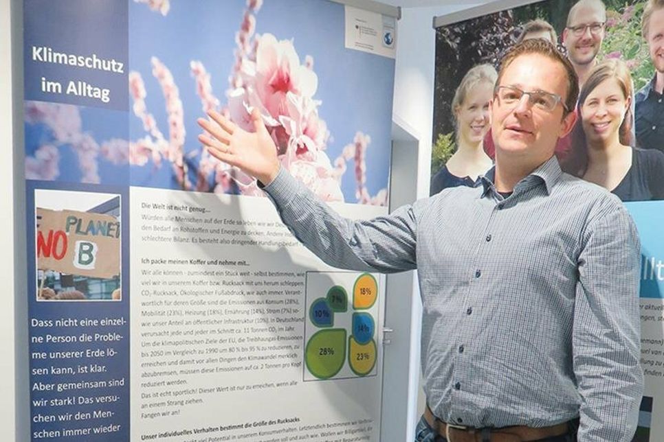 Stockelsdorfs Klimaschutzmanager Manuel van der Poel lädt zur Ausstellung „Klimaschutz im Alltag“ ins Stockelsdorfer Rathaus ein.