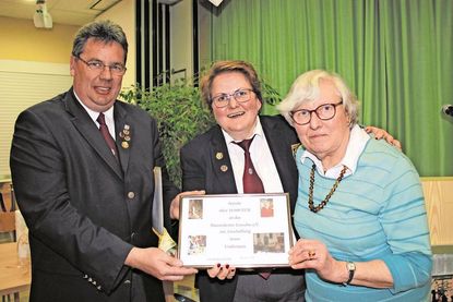 Mit einer Spende in Höhe von 10.000 Euro überraschte Heinke Nitz (re.) die Mitglieder des Blasorchesters.