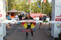 Zieleinlauf 2019. Der Triple-Ultra-Triathlon in Lensahn ist ein sportliches Großereignis, das mit einer riesigen Helferschar ehrenamtlich organisiert wird.