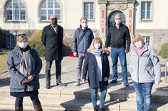 „Wir lassen uns impfen, wenn wir dran sind“, so die Landtagsabgeordneten Marlies Fritzen (l.), Hartmut Hamerich (2.v.l.), Jörg Hansen (2.v.r.) und Sandra Redmann mit Esther Timm (r.) und Martin Boesmann.