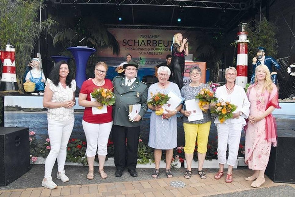 Bürgermeisterin Bettina Schäfer (links) und Bürgervorsteherin Renate Sonntag (rechts) ehrten Ehrenamtler für ihr Engagement in der Gemeinde Scharbeutz.