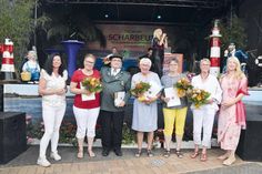 Bürgermeisterin Bettina Schäfer (links) und Bürgervorsteherin Renate Sonntag (rechts) ehrten Ehrenamtler für ihr Engagement in der Gemeinde Scharbeutz.