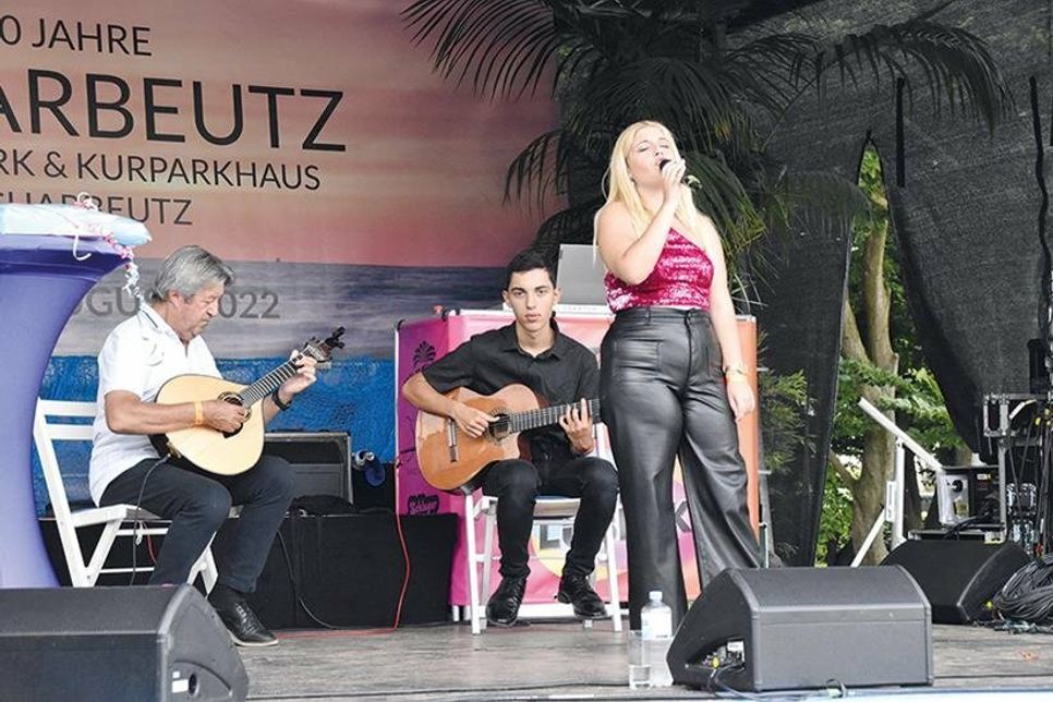 Musikalisch umrahmt wurde die Ehrung vom „Fado-Trio“, die aus der Partnerstadt Lagoa in Portugal angereist sind. Die 16-jährige Sängerin und ihre Musiker haben auch den Festakt zu „750 Jahre Scharbeutz“ am Freitag im Kurparkhaus musikalisch begleitet.