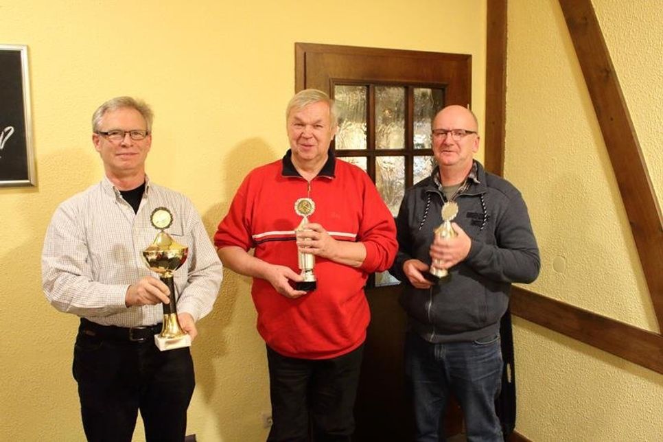 Die Pokalgewinner Karl-Heinz Stödt, Uwe Hamann und Sven Osten (v. lks.).