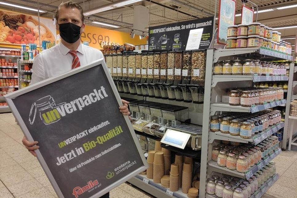famila-Warenhausleiter Mathias Affeldt vor den „Unverpackt“- und „Gut Ding“-Regalen.