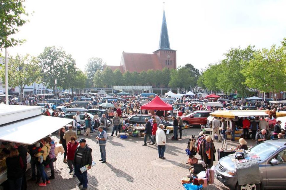 Der Flohmarkt auf dem Marktplatz lockt mit vielen tollen Schnäppchen.